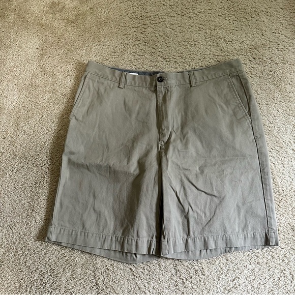 Amazon Essentials Flat Front Straight Khaki Shorts‎ Size 38 VGUC - Picture 1 of 4